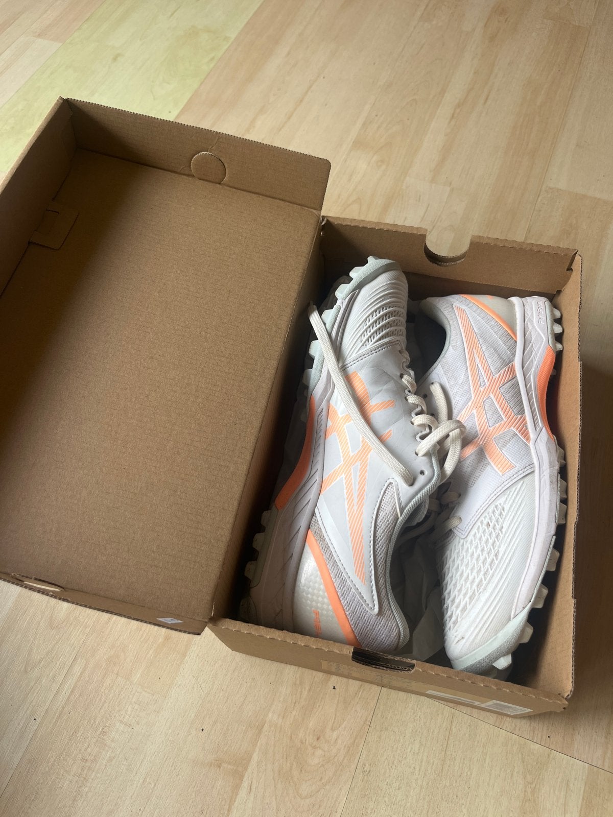 ASICS Field Ultimate FF 2 hockeyschoenen dames - mt 39,5, Ophalen of Verzenden, Zo goed als nieuw, Schoenen