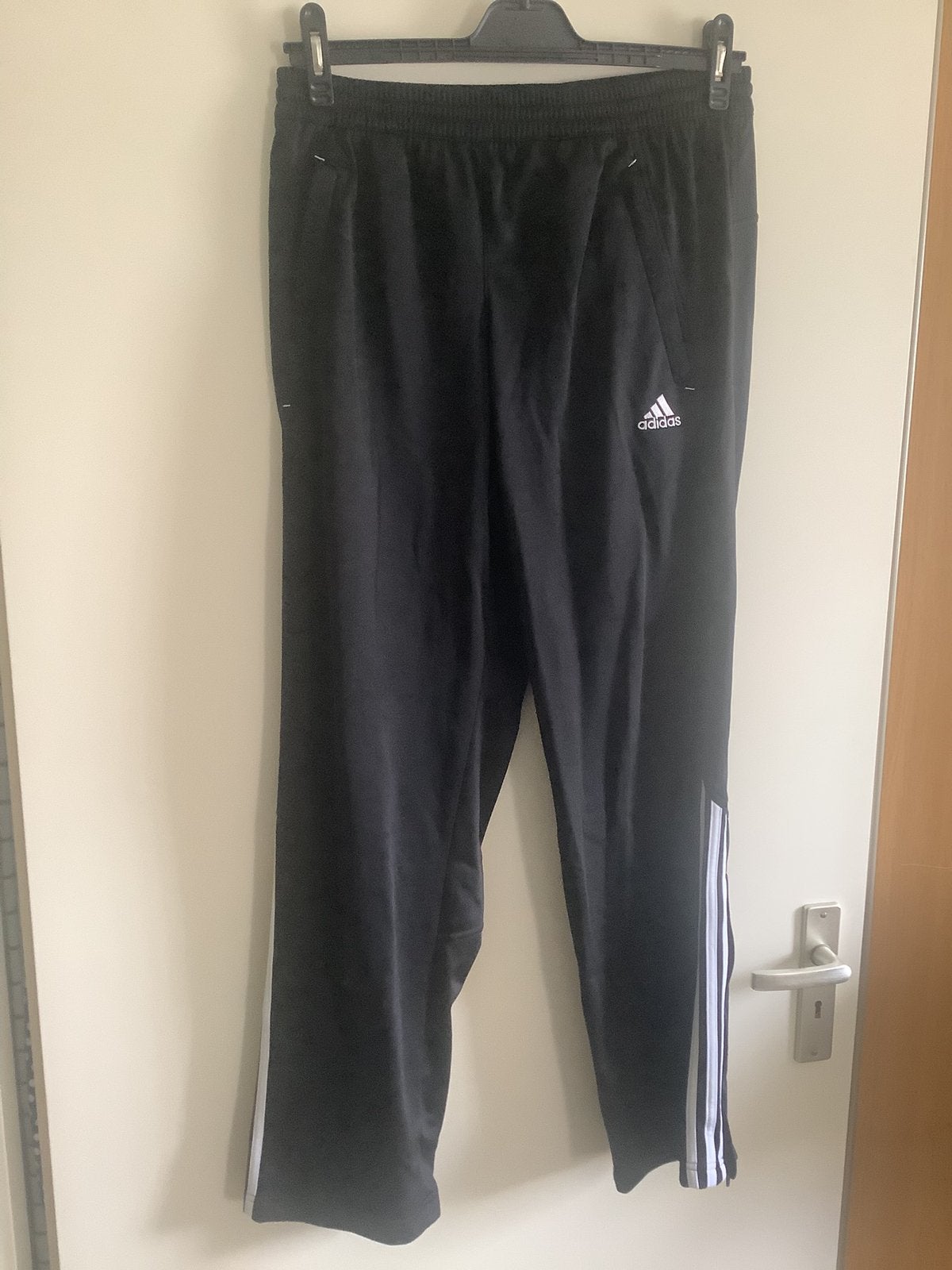 Nieuwe zwarte ADIDAS trainingbroek maat 5 (50)., Ophalen of Verzenden, Nieuw, Maat 48/50 (M), Zwart
