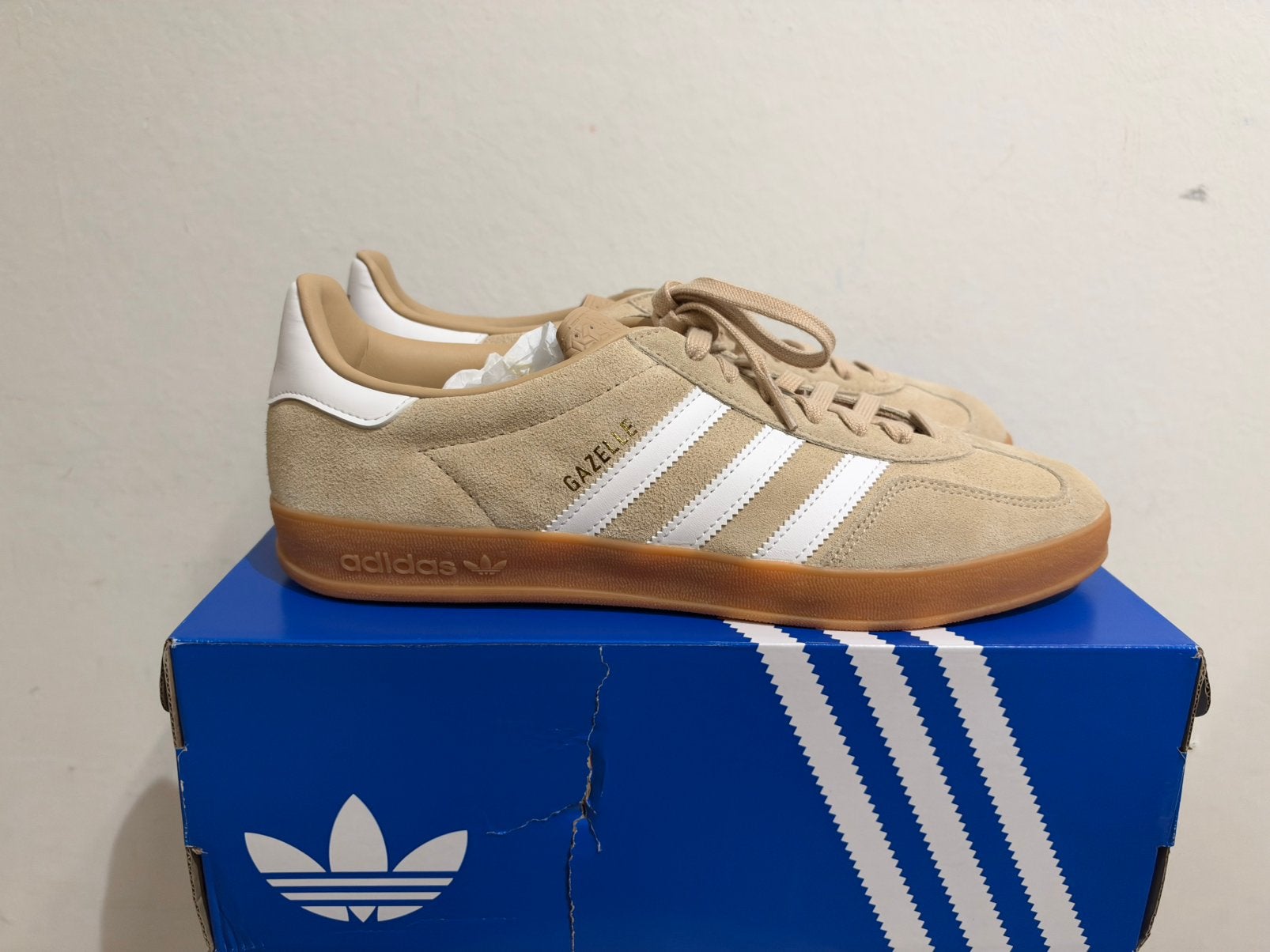 Te koop nieuwe Adidas Gazelle Indoor beige maat 45 1/3, Kleding | Heren, Postlaan 3, Overige kleuren, Nieuw, Ophalen of Verzenden