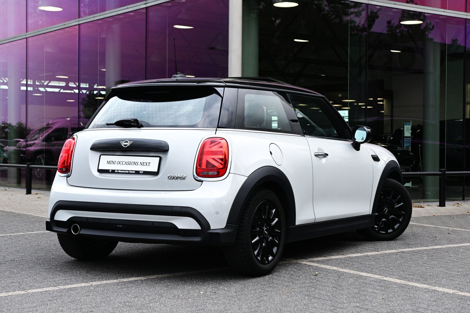 MINI Hatchback Cooper Classic Automaat / Panoramadak / Sport, Auto's, 136 pk, Gebruikt, Met garantie (alle), 4 stoelen