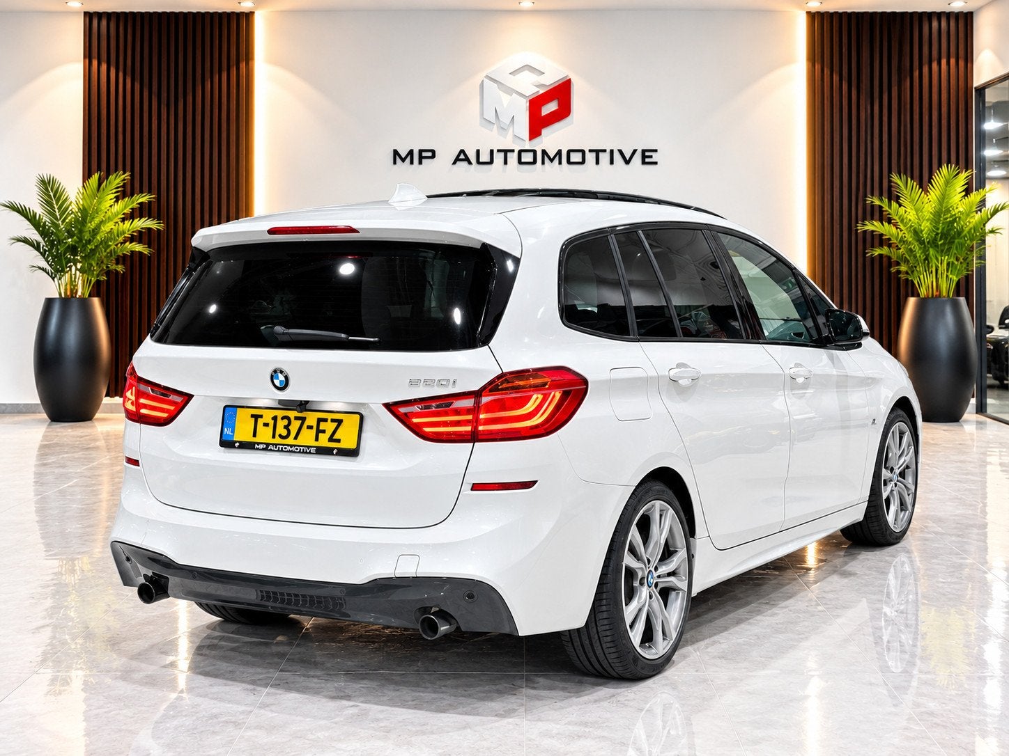 BMW 2-serie Gran Tourer 220i Centennial M-Sport|Pano|H&K|Mem, Auto's, Gebruikt, Wit, Leder, Bedrijf