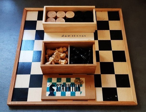 Schaak- en dambord met schaakstukken en damstenen, Hobby en Vrije tijd, Een of twee spelers, Ophalen of Verzenden, Zo goed als nieuw