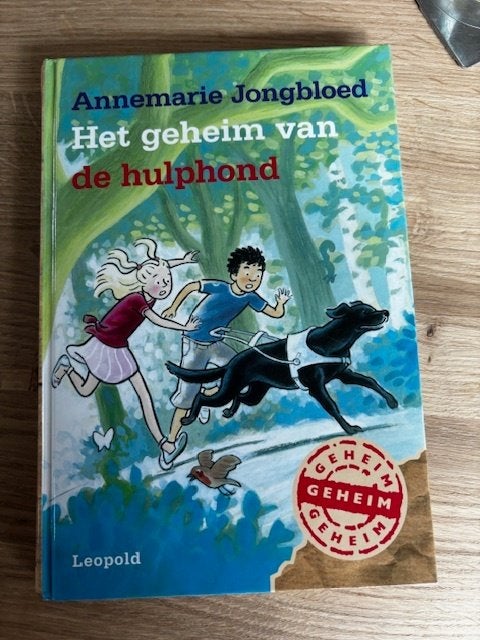 Het geheim van de hulphond, Ophalen of Verzenden, Gelezen, Annemarie Jongbloed, Fictie algemeen