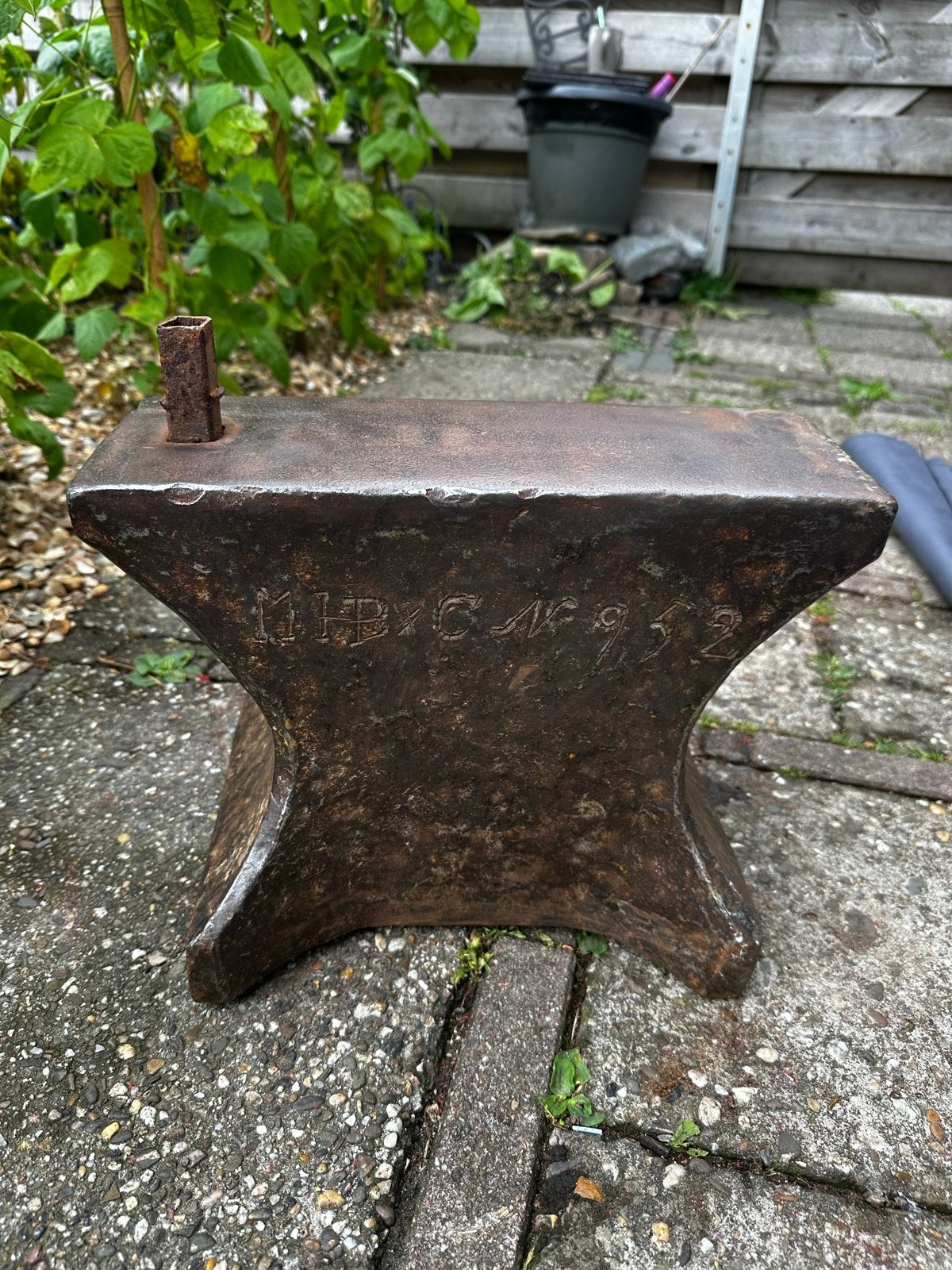 Antiek handgesmeed aambeeld met inscriptie - MHBCN 952, Antiek en Kunst, Antiek | Gereedschap en Instrumenten, Ophalen