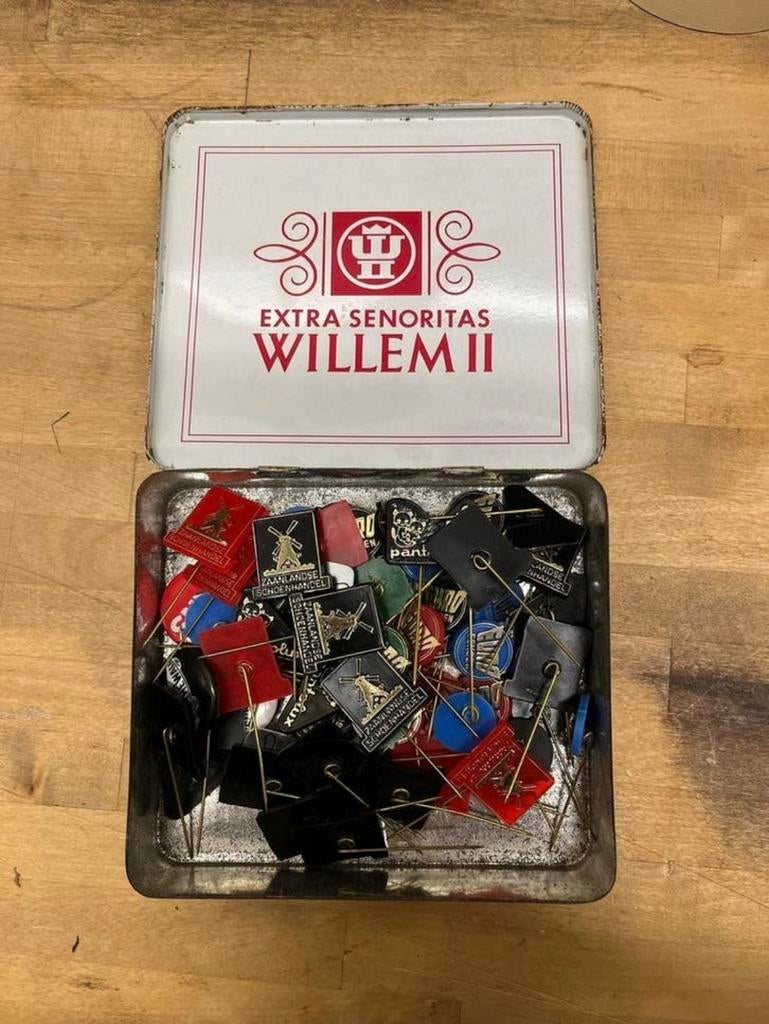 Willem II Sigarenbak met diverse speldjes, Ophalen of Verzenden, Gebruikt, Overige onderwerpen, Speldje of Pin