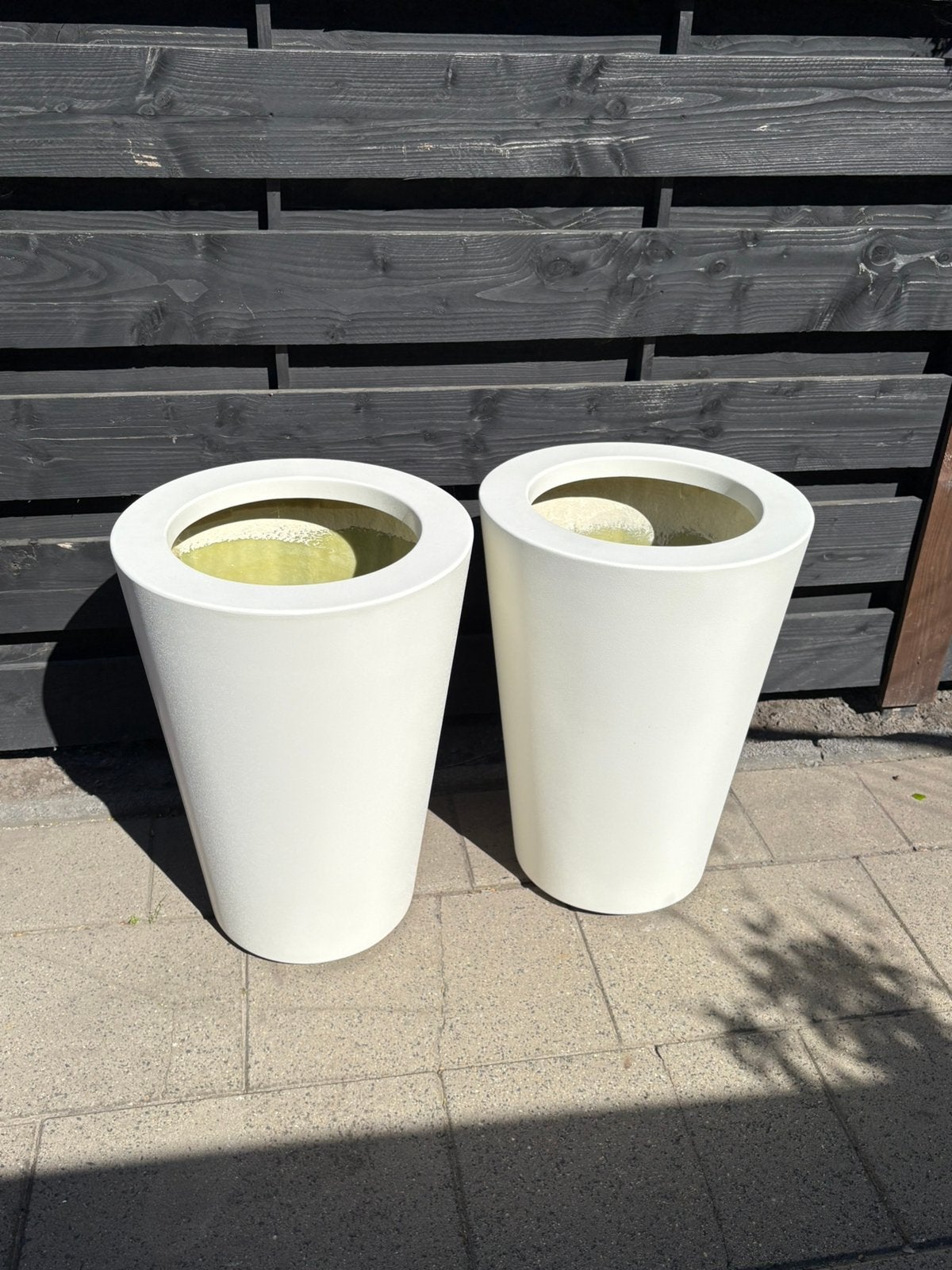 2 witte polyester bloempotten, Tuin en Terras, Kunststof, Rond, Nieuw, 70 cm of meer