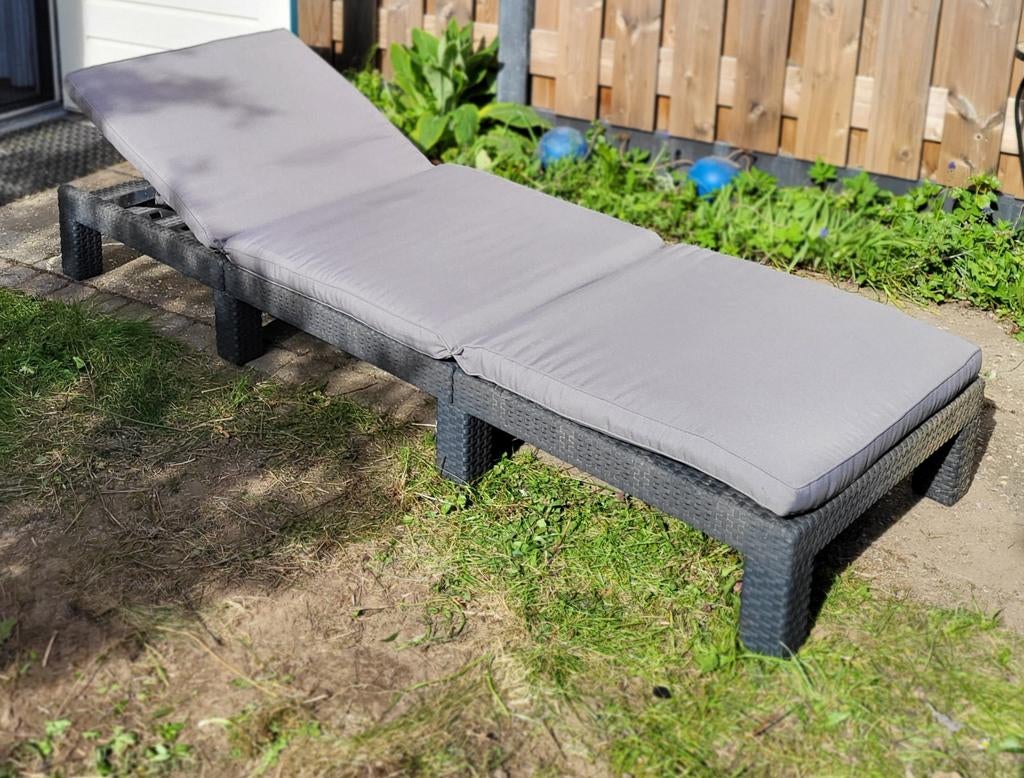 Allibert ligbed met kussen - Grijs wicker, Tuin en Terras, Ophalen, Zo goed als nieuw, Wicker, Verstelbaar