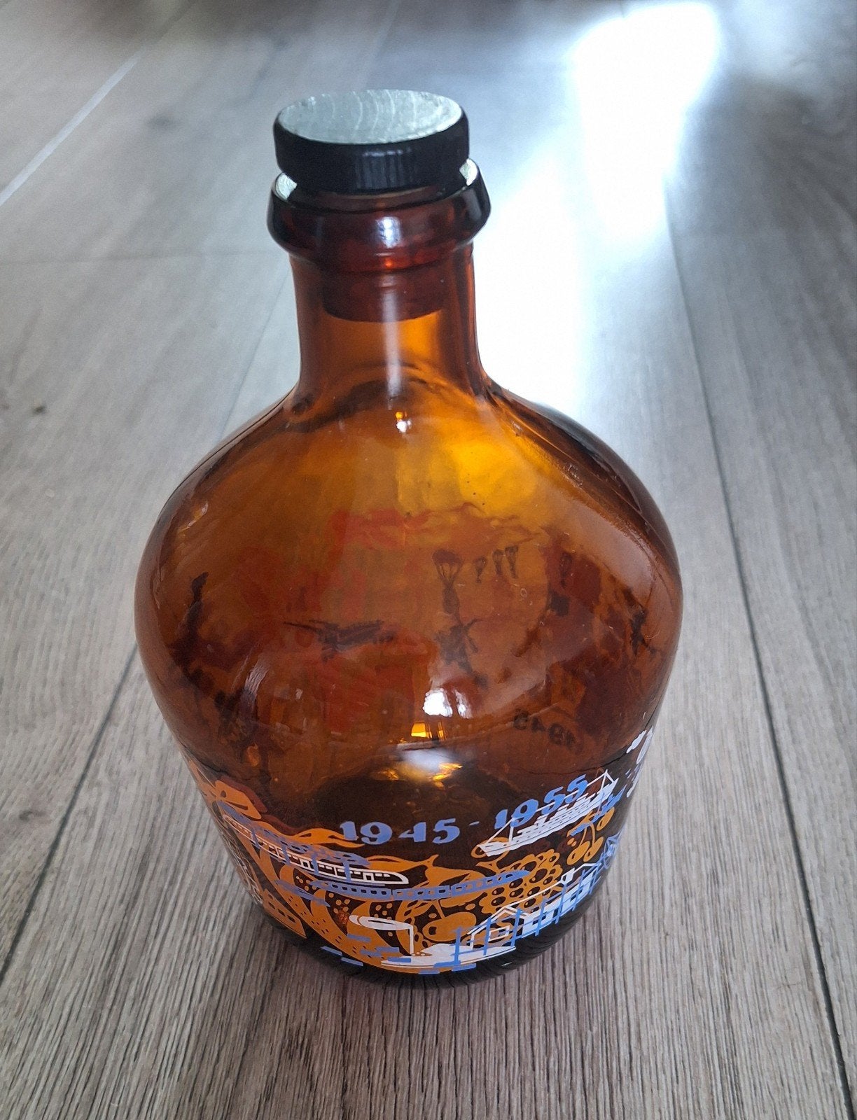Herdenkingsfles 1940-1945 bevrijding bruin glas, Ophalen of Verzenden, Gebruikt, Overige typen