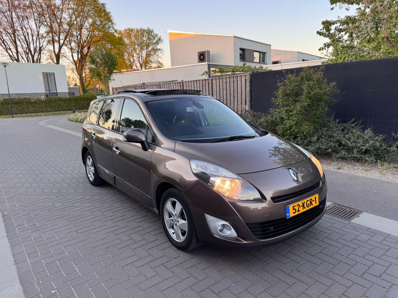 Renault Grand Scenic 2.0 16V Automaat 140pk Panoramadak NAP!, Auto's, Stof, Zwart, 4 cilinders, Bruin