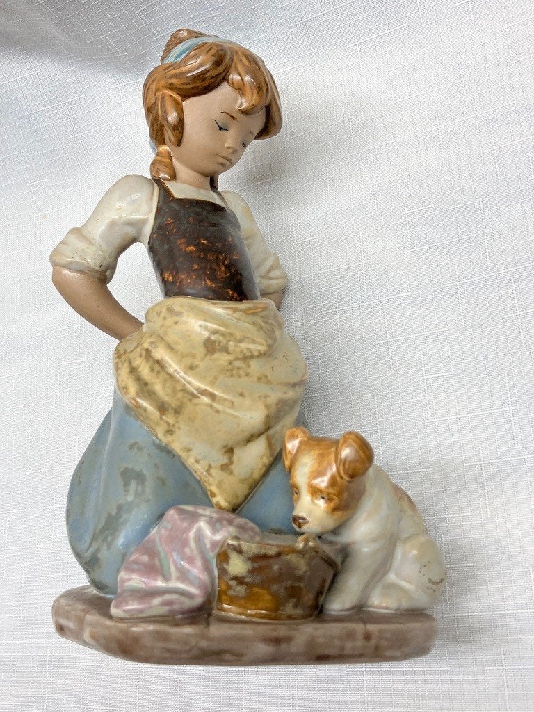 Lladró Gres 2096 Nosy Puppy meisje met hond 25 cm 1978-93, Verzamelen, Verzenden, Gebruikt, Mens
