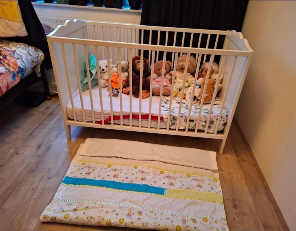 Ledikantje inclusief matras en lakentjes, Kinderen en Baby's, Ophalen, Zo goed als nieuw, Minder dan 140 cm, Matras