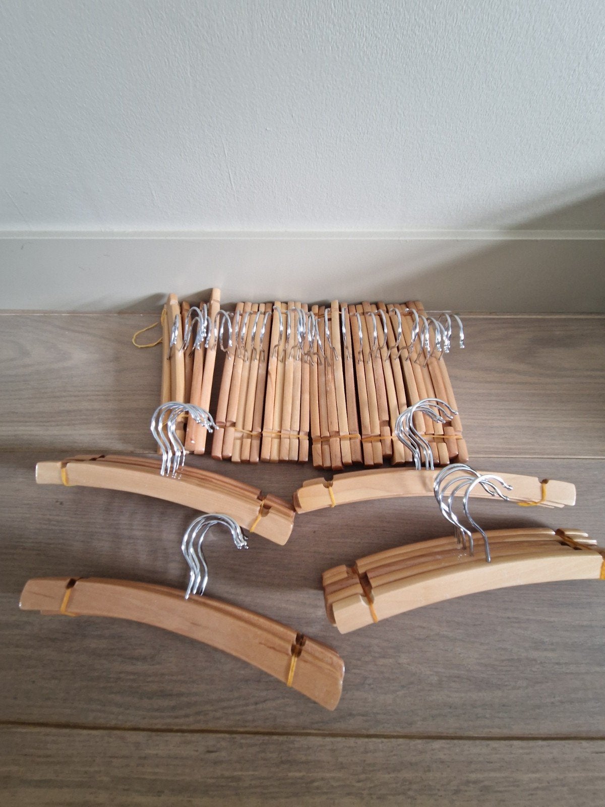 55 Ikea kinder kleerhangers (licht eiken), Ophalen of Verzenden, Zo goed als nieuw, Hout, Kinderen