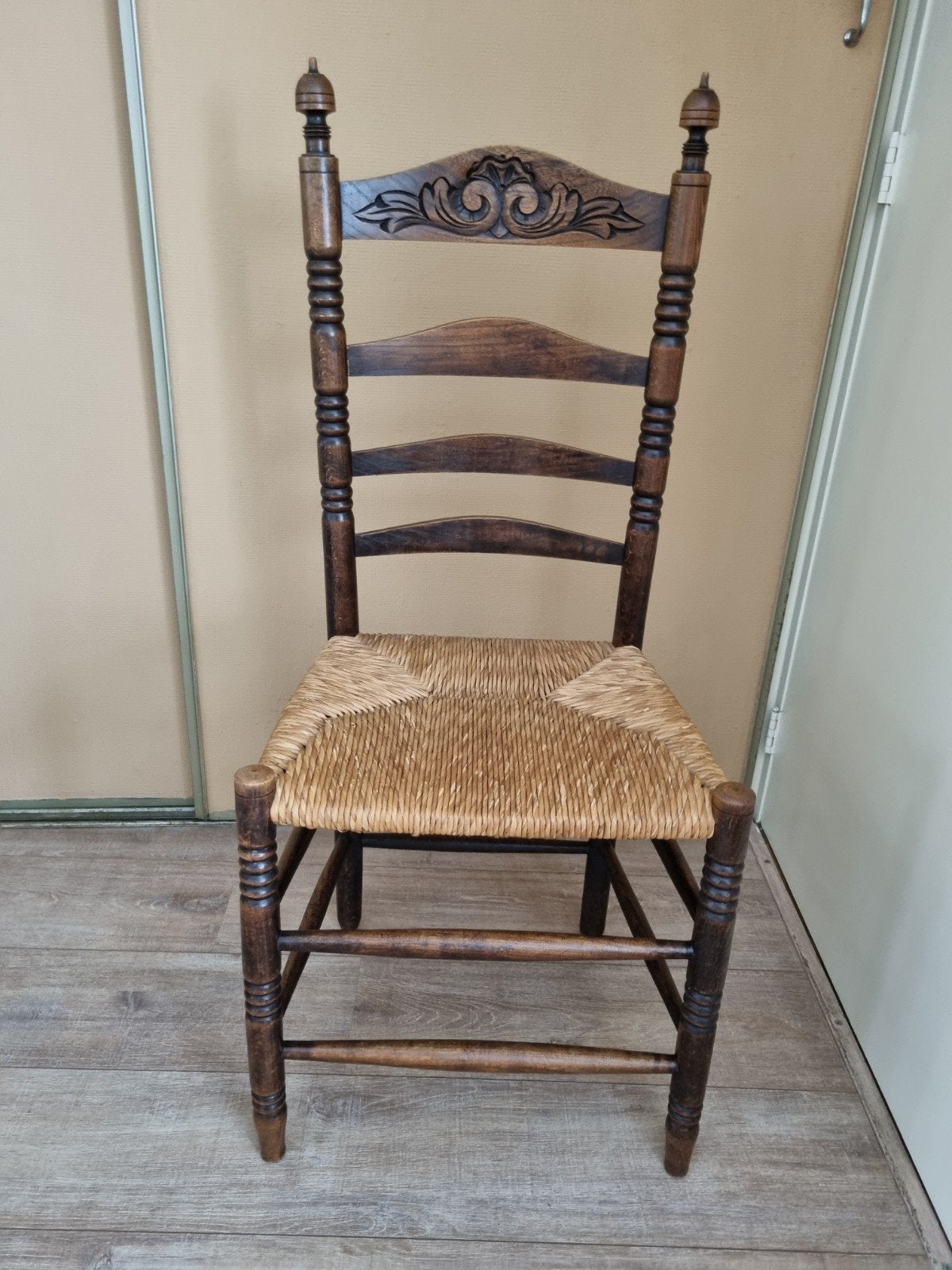 Antieke houten stoel met rieten zitting, Antiek en Kunst, Antiek | Meubels | Stoelen en Banken, Ophalen of Verzenden