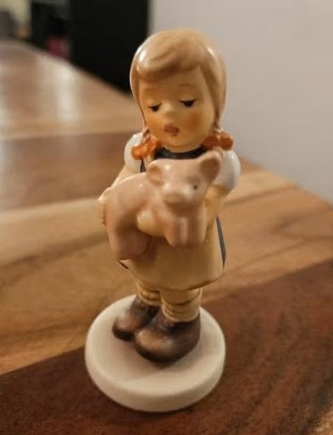 Hummel beeldje meisje met varken, M.I. Hummel Club 1999/2000, Verzamelen, Ophalen of Verzenden, Zo goed als nieuw, Hummel