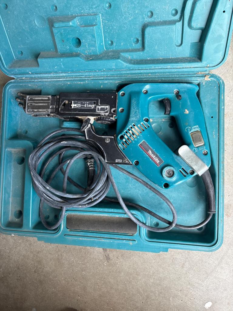 Makita 6833 Schroefmachine met magazijn,  10 dozen schroeven, Doe-het-zelf en Verbouw, Gereedschap | Boormachines, Ophalen, Gebruikt