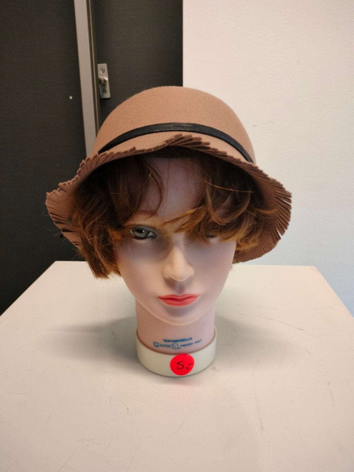 Stijlvolle bruine cloche hoed met zwarte band, Ophalen of Verzenden, Nieuw, One size fits all, Hoed