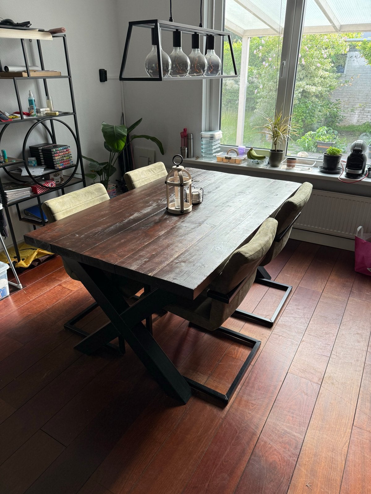 Robuuste eettafel met metalen onderstel en 4 stoelen, Gebruikt, 100 tot 150 cm, Ophalen of Verzenden, 150 tot 200 cm