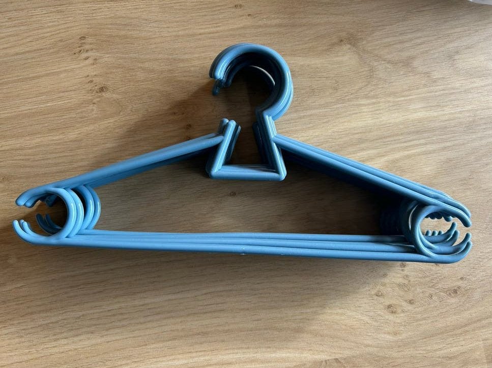Set van 5 blauwe kunststof kledinghangers, Ophalen of Verzenden, Gebruikt, Kunststof, Kinderen en Volwassenen