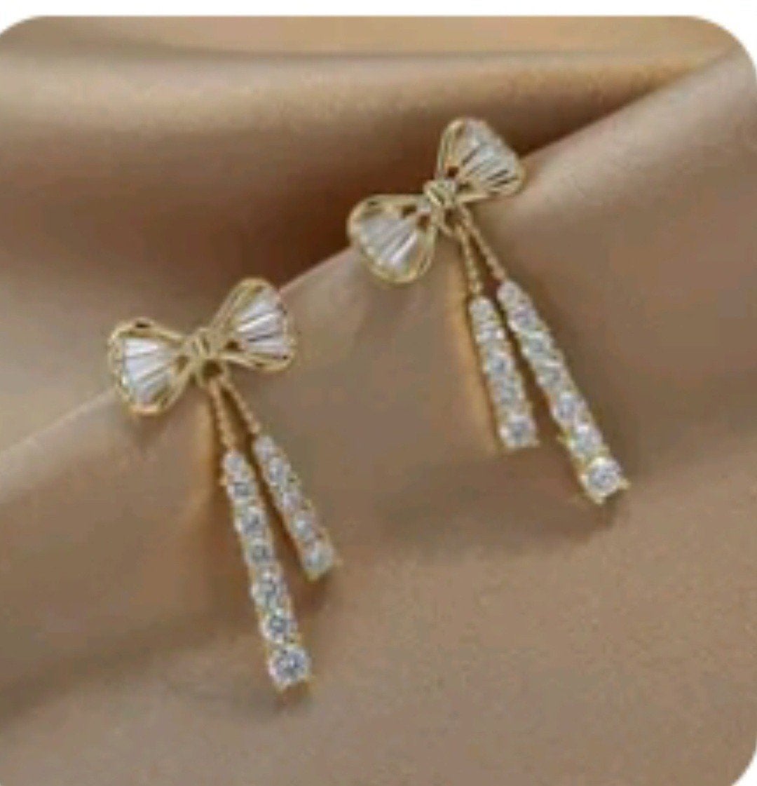 Nieuwe Gouden Strik Oorbellen met Strass, Overige materialen, Hangers, Nieuw, Ophalen of Verzenden
