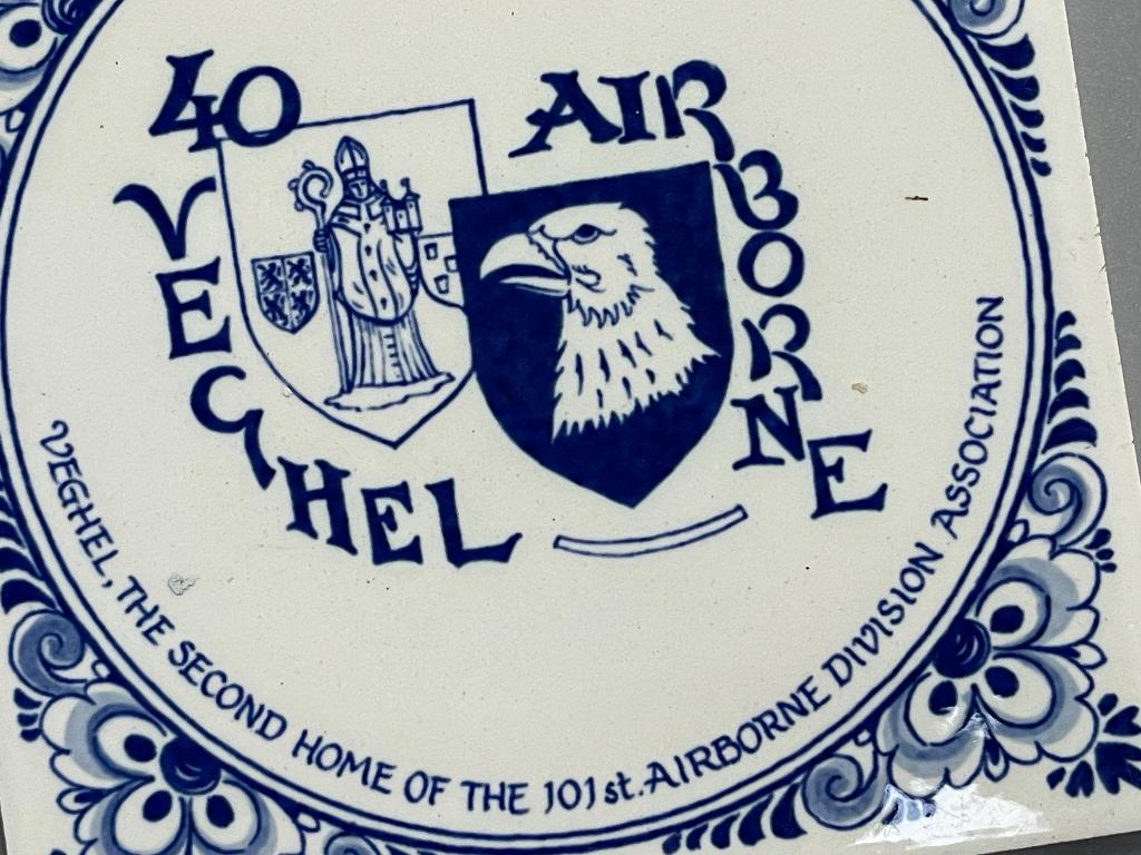 militaria / Tegeltje 40 jaar Airborne Veghel (1984), Ophalen of Verzenden, Landmacht, Nederland, Kunstobject