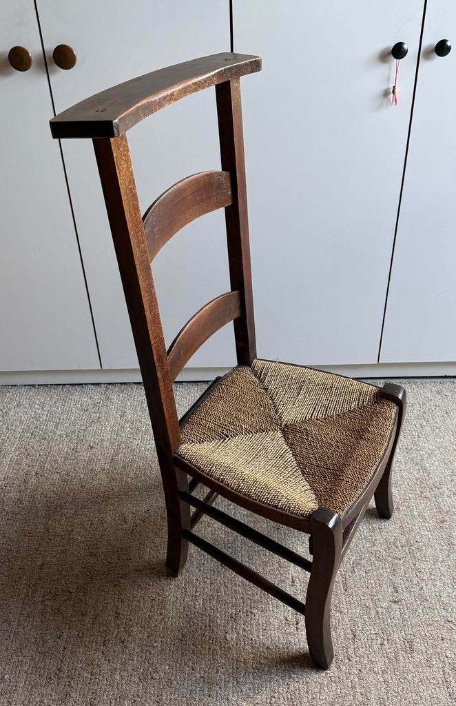 Oude biechtstoel met rieten zitting., Antiek en Kunst, Antiek | Meubels | Stoelen en Banken, Ophalen