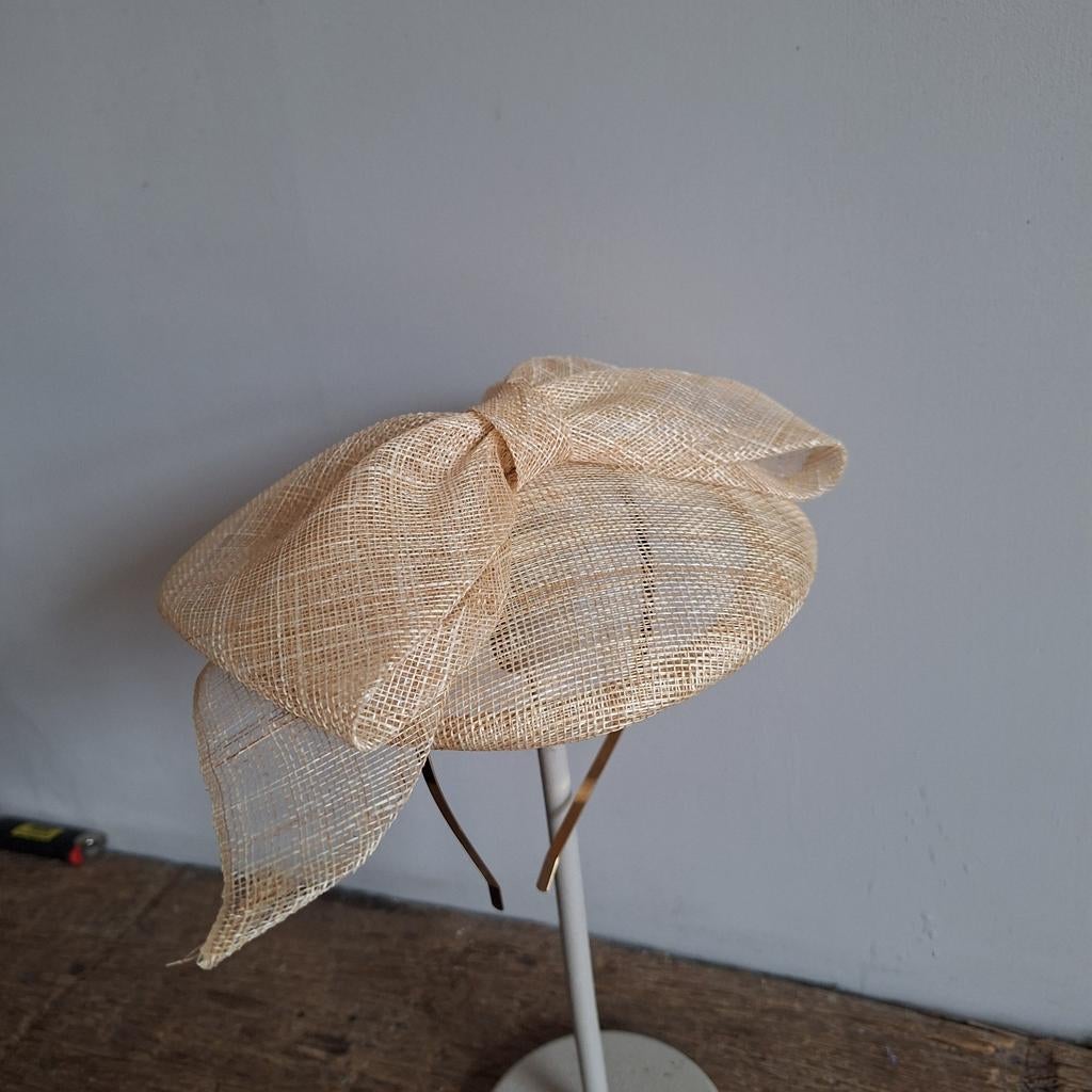 Naturel fascinator, Kleding | Dames, Hoeden en Petten, Ophalen of Verzenden, Nieuw, One size fits all