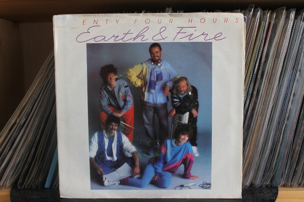 7" Single Earth & Fire - Twenty Four Hours / Strange Town, Gebruikt, 7 inch, Ophalen of Verzenden, Pop