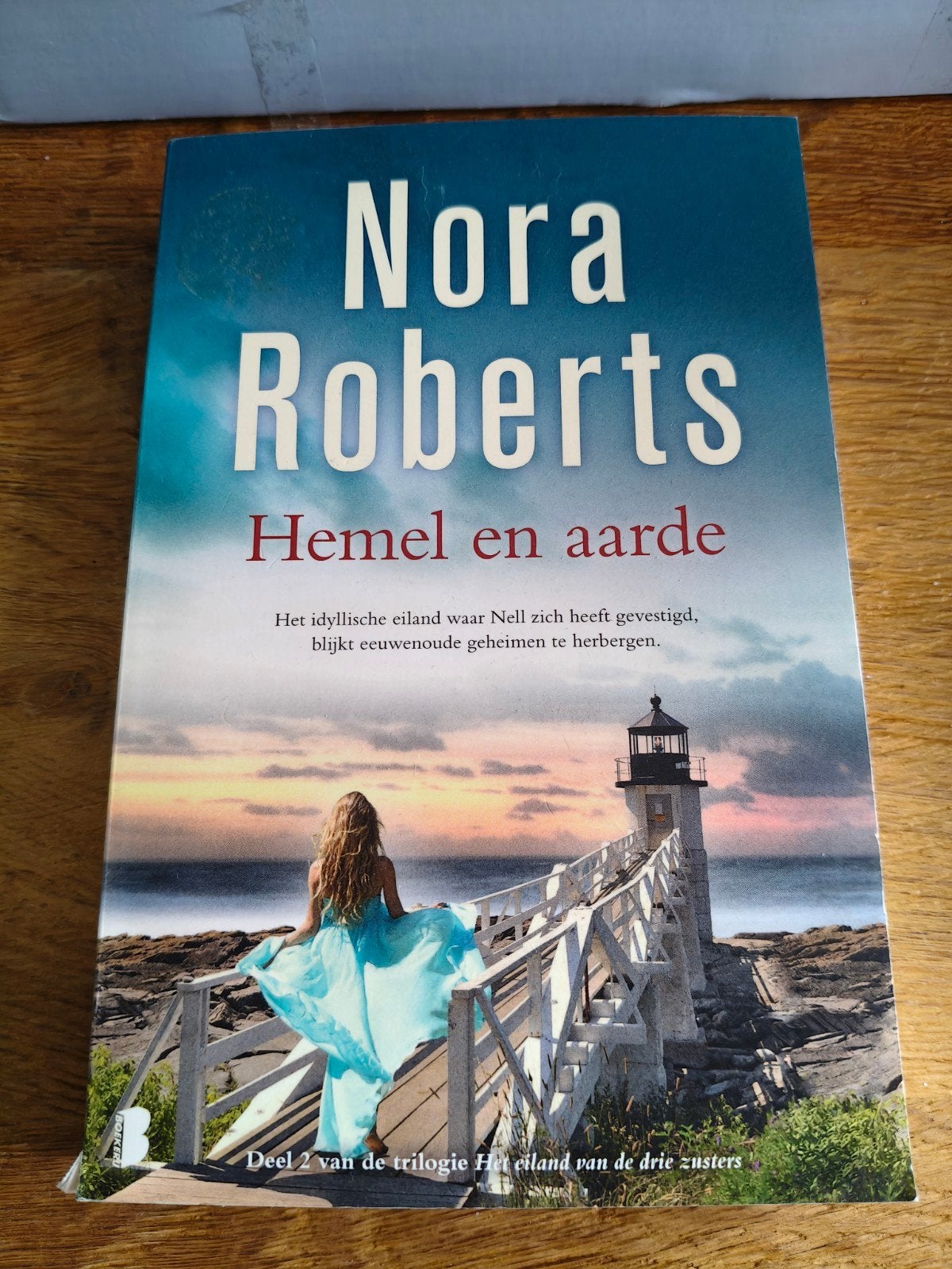 Hemel en aarde - Nora Roberts (Deel 2), Boeken, Romans, Zo goed als nieuw, Nederland, Ophalen of Verzenden