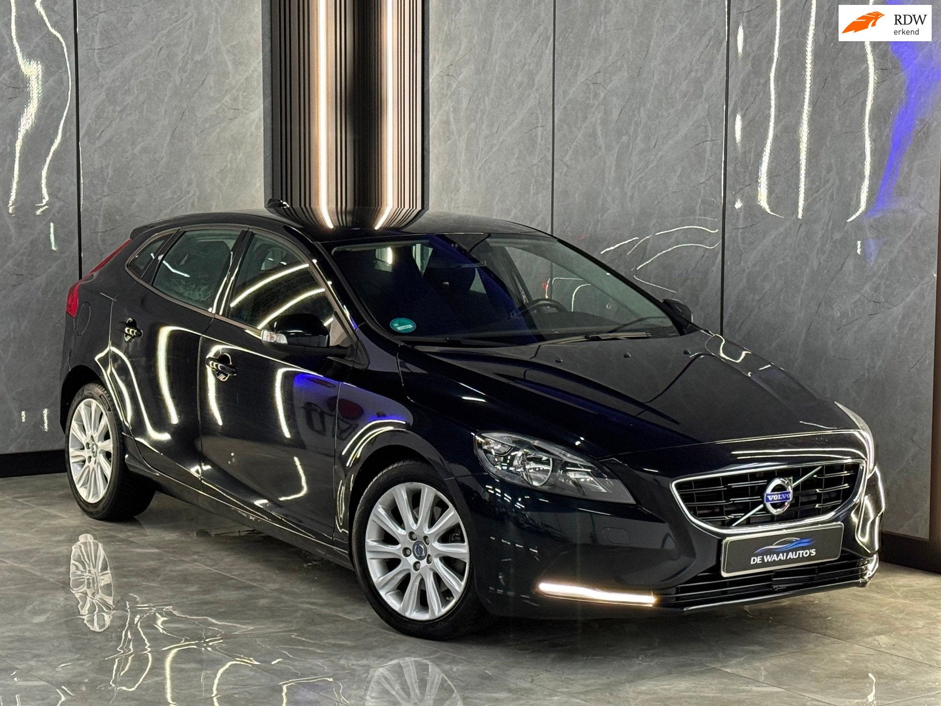 Volvo V40 1.6 D2 Automaat | LED | Navi | Stuurbed | Trekhaak, Auto's, Volvo, Euro 5, Stof, Gebruikt, Zwart
