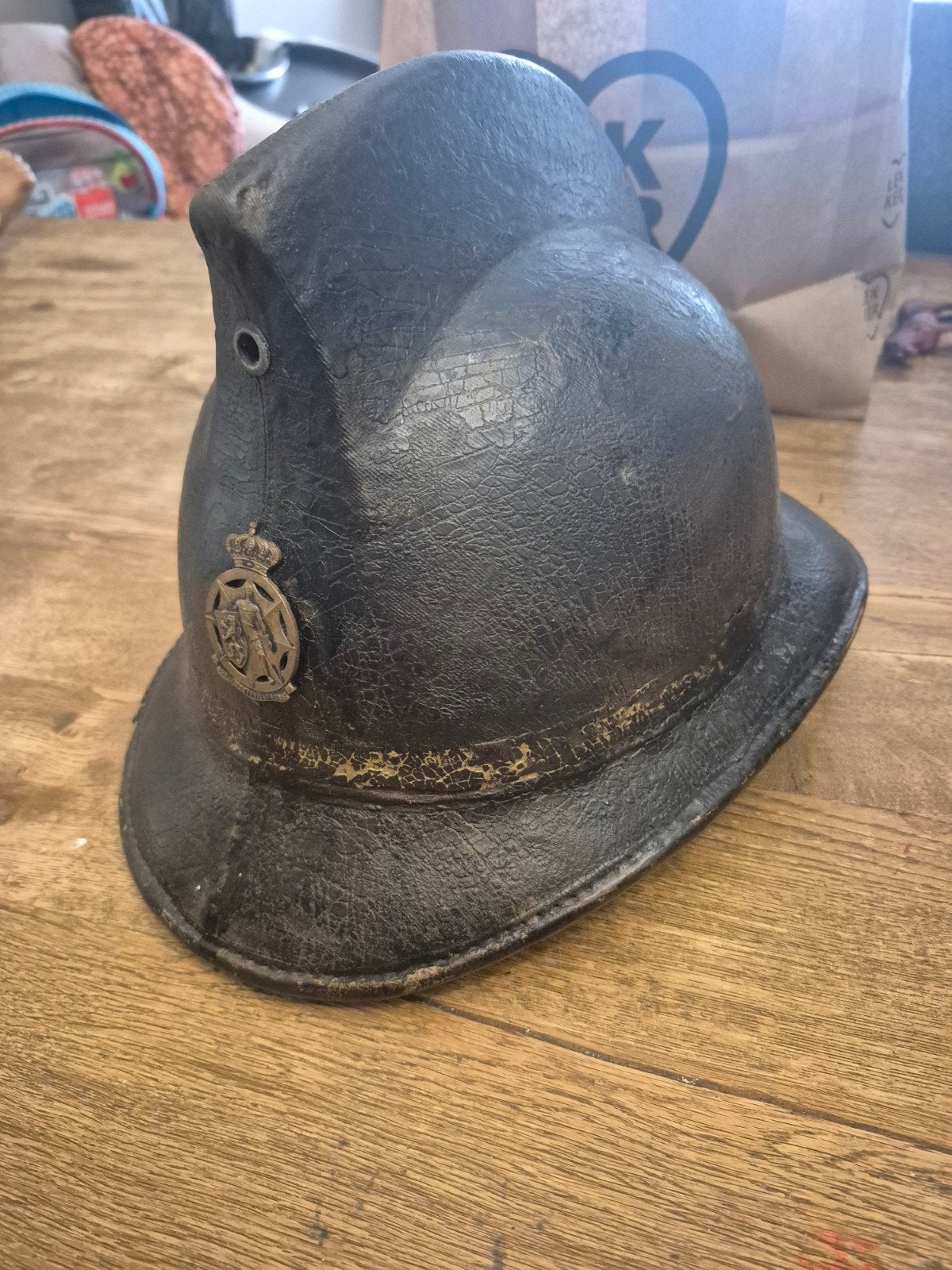 Oude brandweer helm met embleem - Vintage, Ophalen of Verzenden