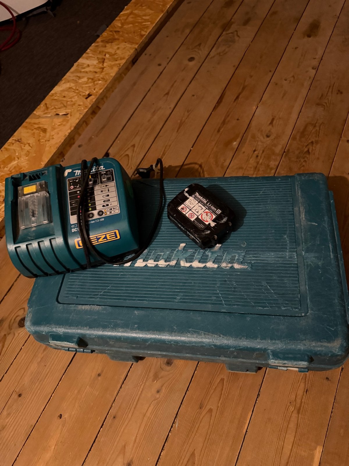 Makita acculader met accu en koffer, Ophalen of Verzenden, Gebruikt, Overige typen