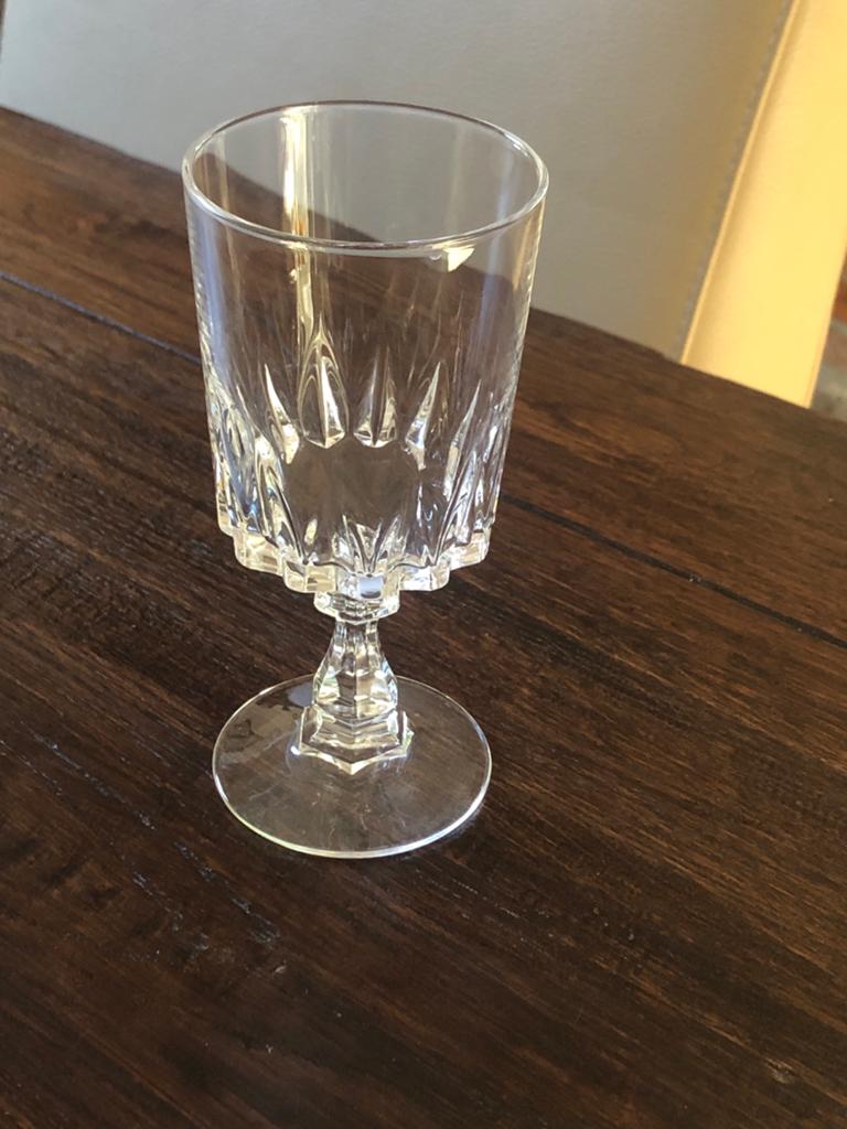 Elegant geslepen wijnglas op voetglas, Ophalen of Verzenden