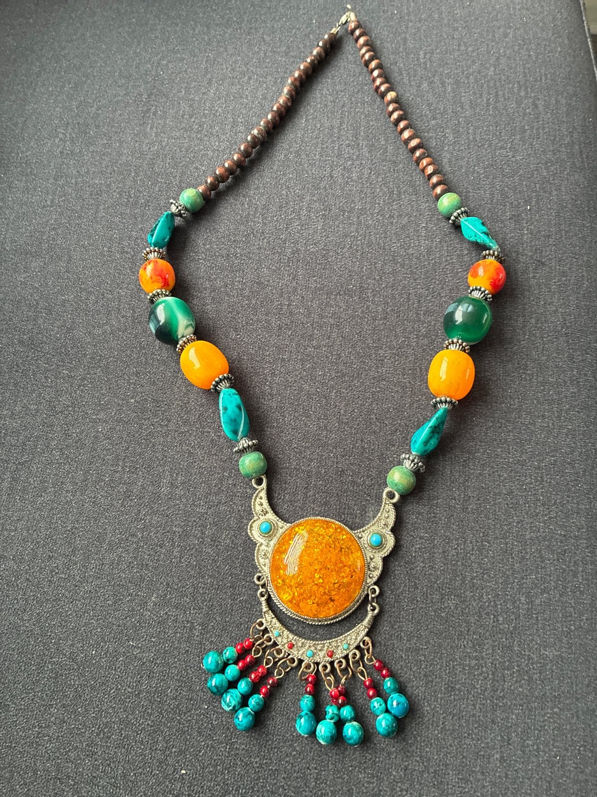Kleurrijke ketting met oranje edelsteen en kralen, Overige materialen, Gebruikt, Oranje, Ophalen of Verzenden