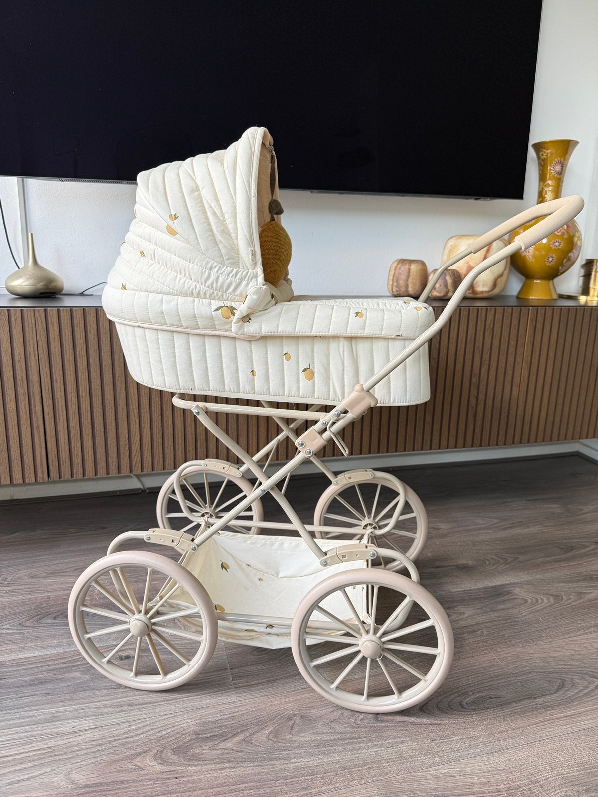 Vintage stijl poppenwagen Konges Slojd Doll Pram Lemon, Ophalen, Nieuw, Overige typen
