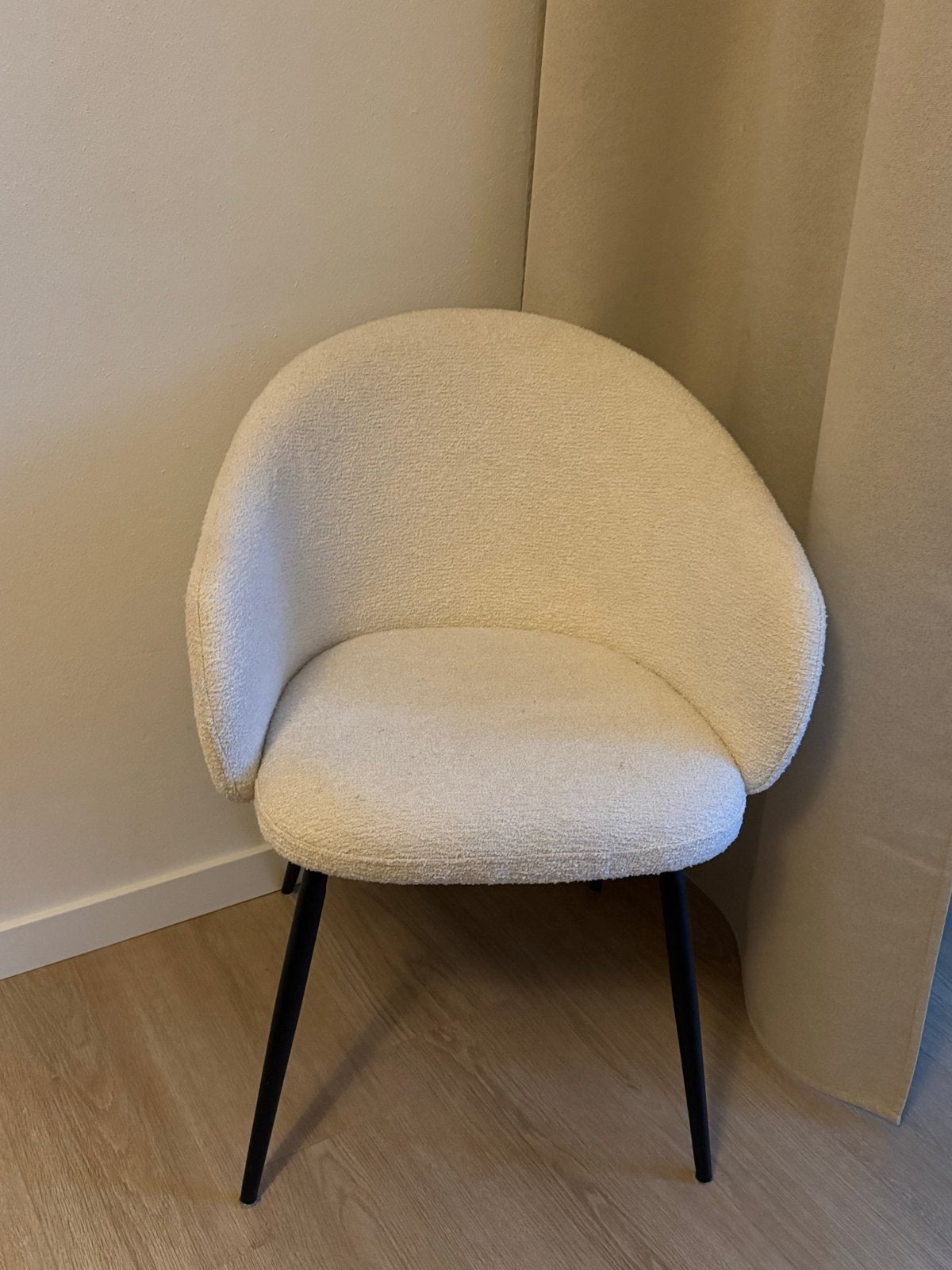 1x Crèmekleurige Teddy/Bouclé Stoel met Zwarte Poten, Huis en Inrichting, Ophalen, Scandinavisch, Japandi, modern, Wit, Zo goed als nieuw