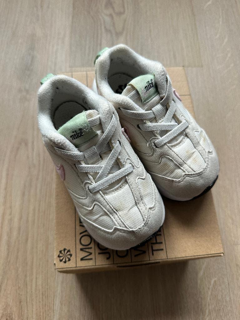 Nike Air Max Dawn – maat 23,5, Gebruikt, Meisje, Sportschoenen, Ophalen of Verzenden