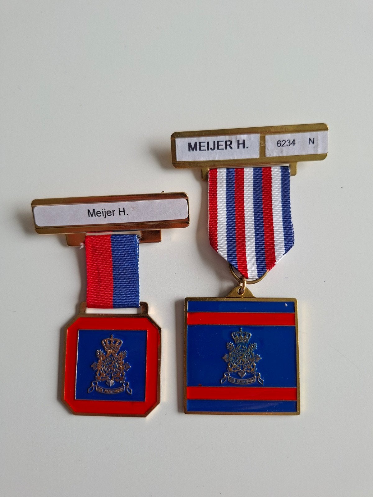 2 korps Mariniers embleem hangers spelden set van 2, Ophalen of Verzenden, Marine, Overige gebieden, Embleem of Badge