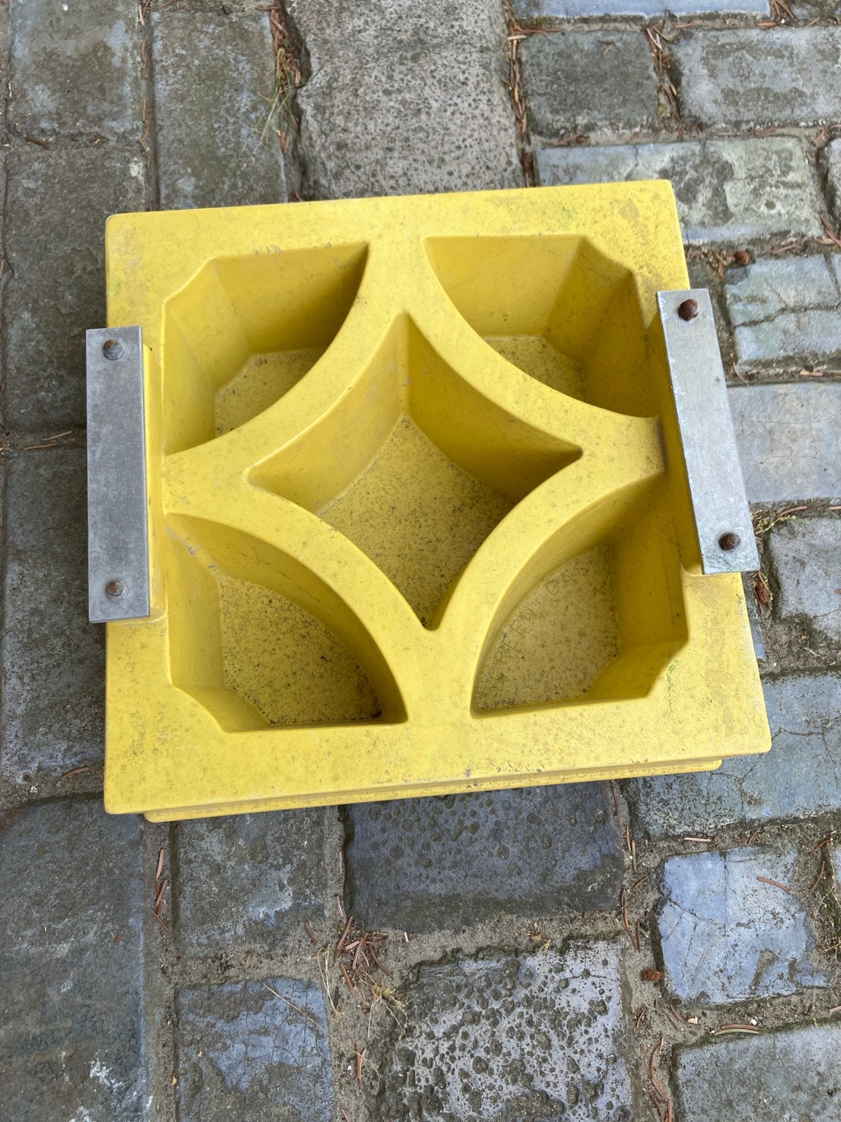 Mal voor maken siersteenblokken, Ophalen, Gebruikt