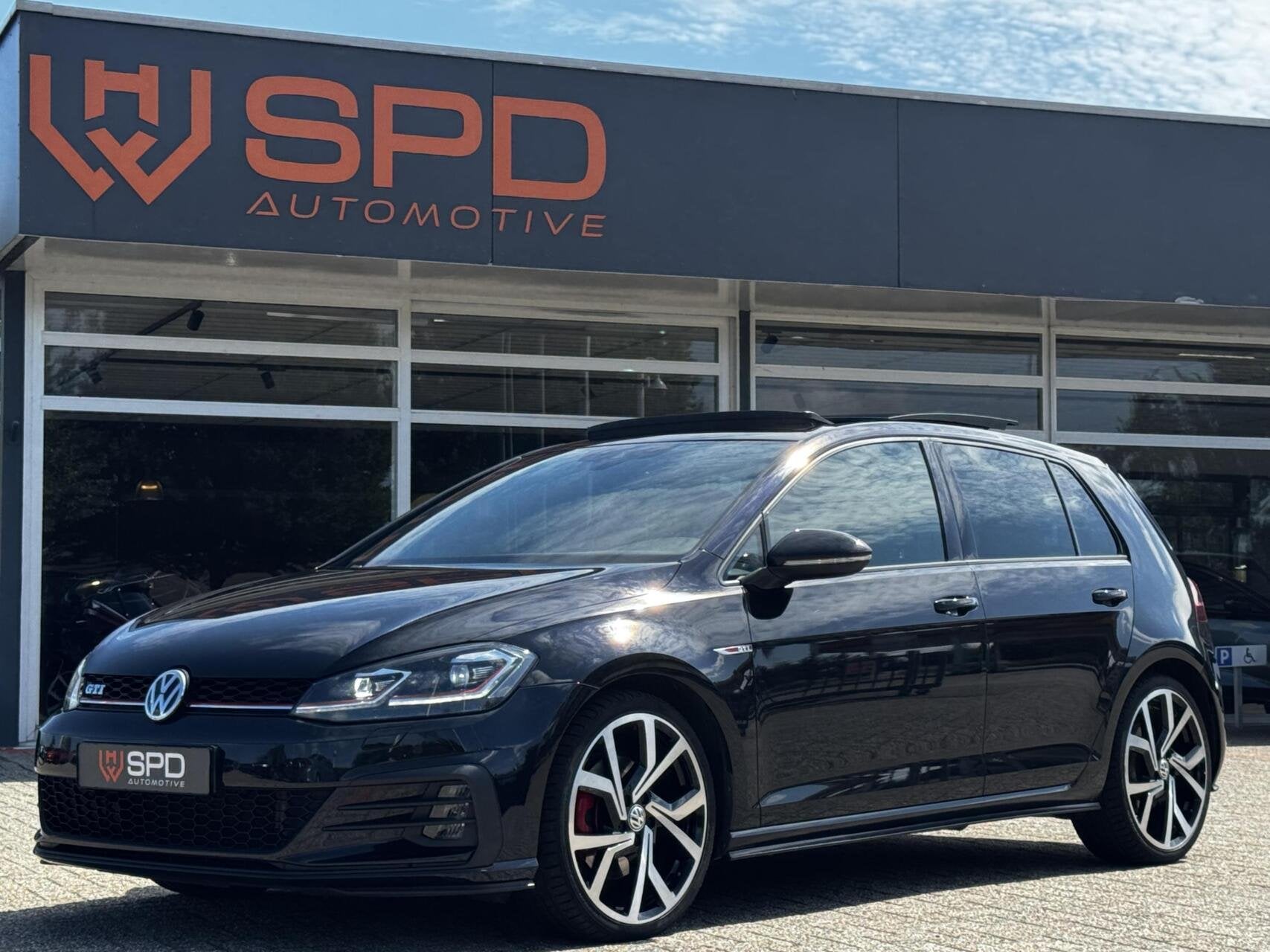 Volkswagen Golf 2.0 TSI GTI Performance|320PK|Pano|Carpl|LED, Gebruikt, 4 cilinders, Zwart, Bedrijf