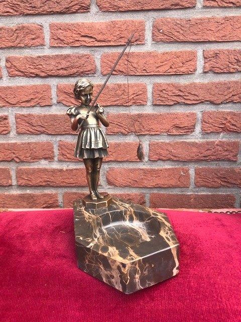 bronzen beeld/ vide-poche, vissend meisje, Antiek en Kunst, Antiek | Koper en Brons, Ophalen of Verzenden, Brons