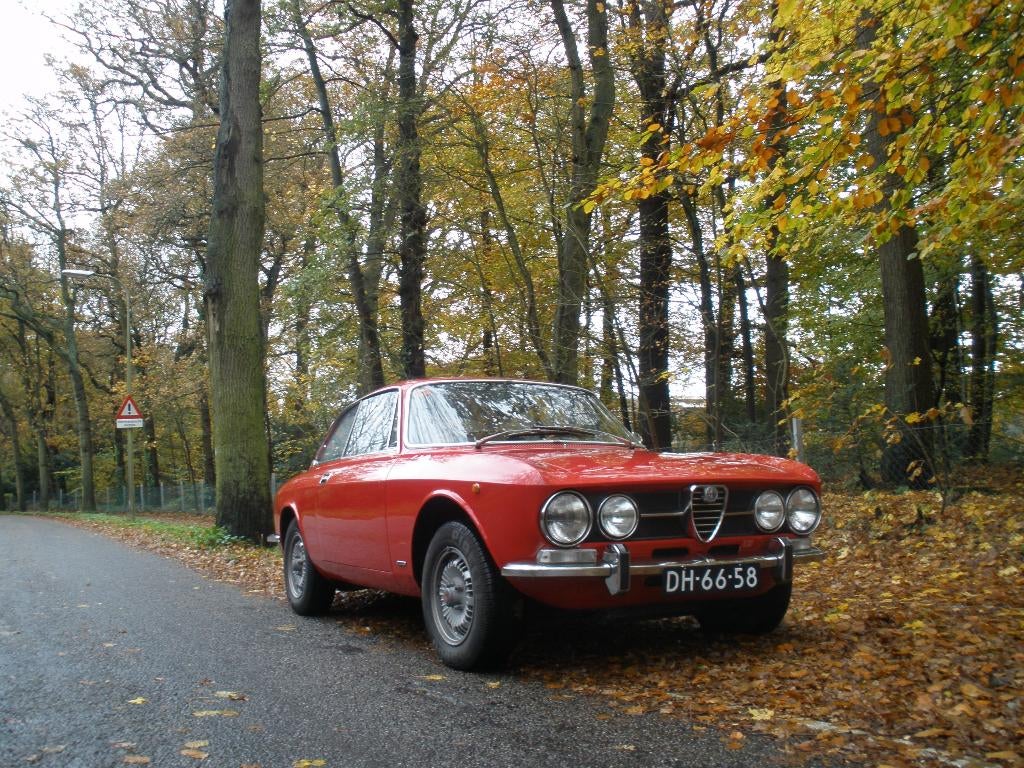 Alfa Romeo 1750 GTV (1970, Rood), Auto's, Alfa Romeo, Achterwielaandrijving, Zwart, 4 cilinders, 132 pk