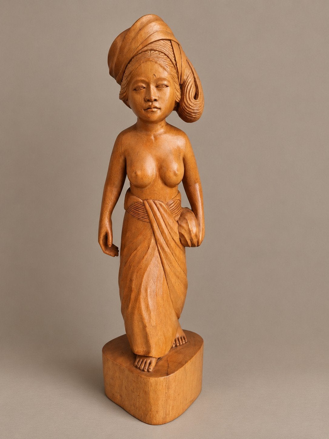 Verbluffend mooie Balinese dame, houtsnijwerk, circa 1960, Antiek en Kunst, Ophalen of Verzenden, 20 - 50 cm, Beeld, Hout