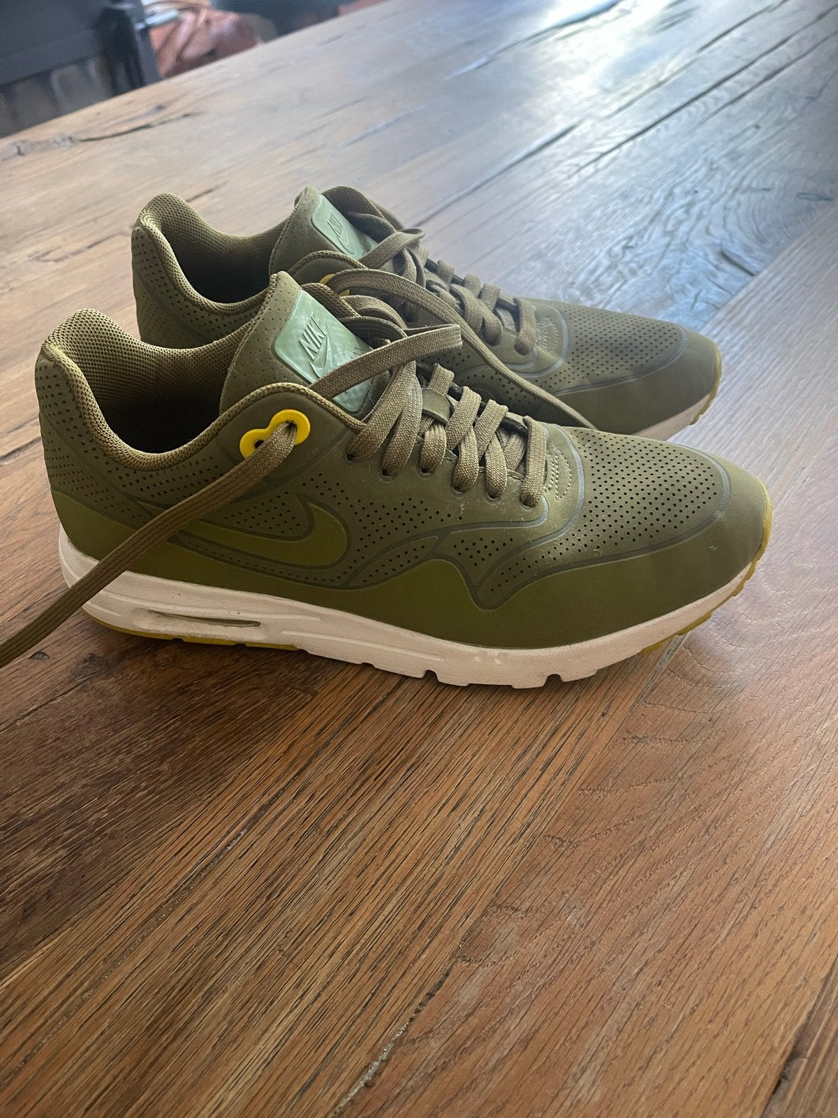 Nike Air Max 1 Ultra Moire 'Olive Flak' mt 38,5, Ophalen of Verzenden, Zo goed als nieuw, Groen, Sneakers of Gympen