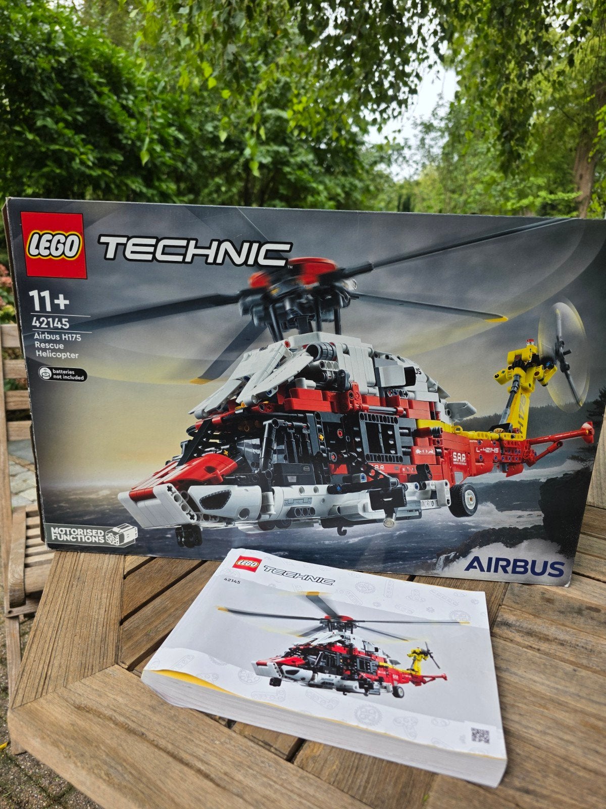 LEGO Technic Airbus H175 Reddingshelikopter 42145