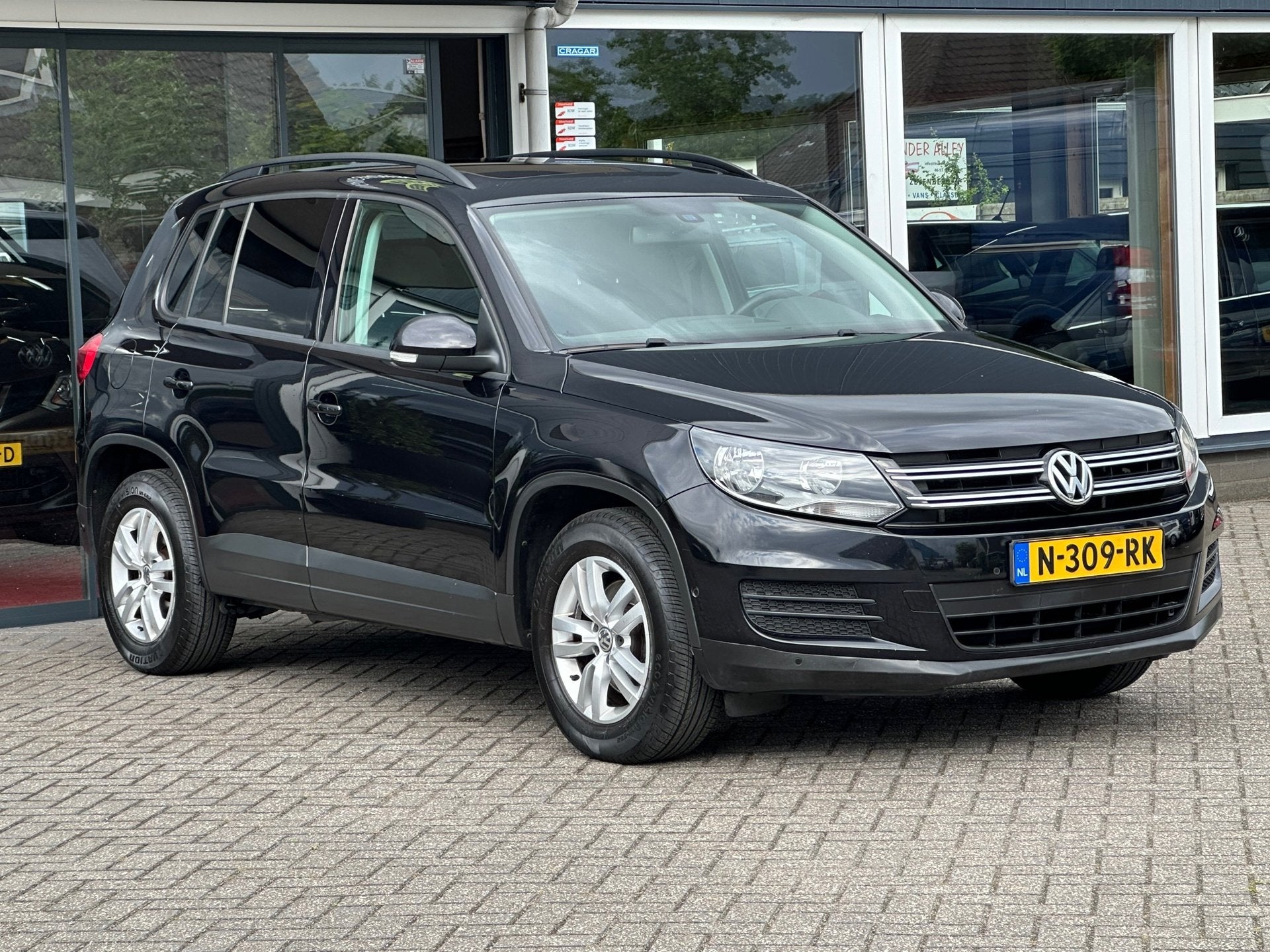 Volkswagen Tiguan 1.4 TSI Connected Series / Pano / Airco, Voorwielaandrijving, 125 pk, Gebruikt, Euro 6