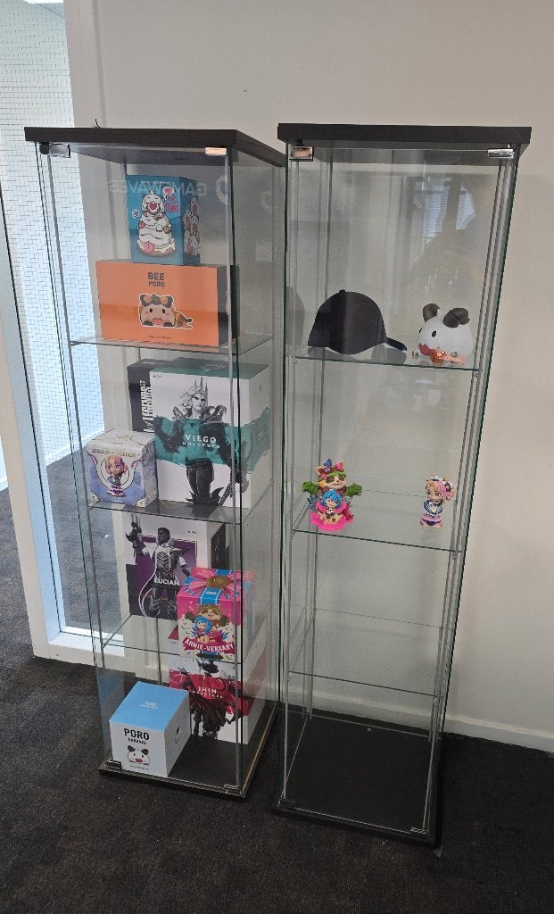 2x Detolf Glazen Vitrinekasten goede staat, Huis en Inrichting, Ophalen, Minder dan 50 cm, Zo goed als nieuw, 150 tot 200 cm
