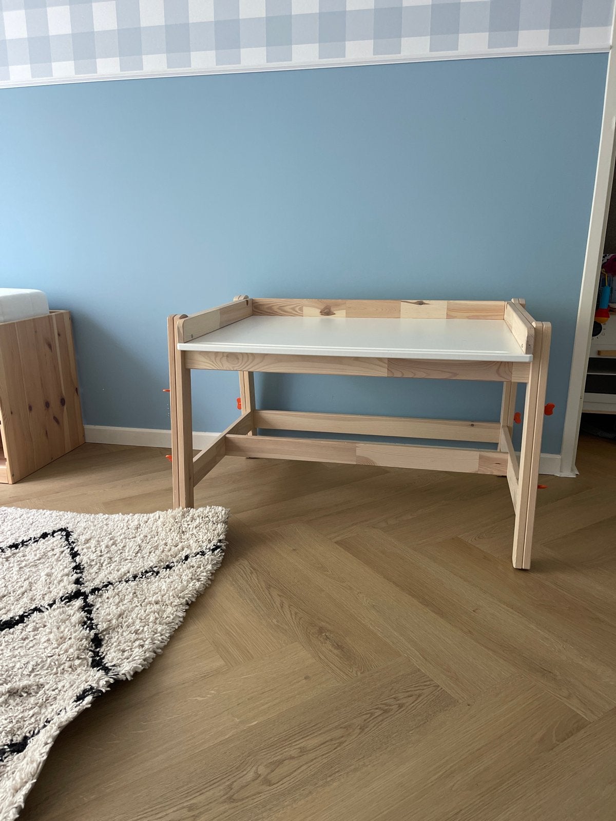 Ikea Flisat. Houten kinderbureau, Ophalen, Zo goed als nieuw, Tafel(s)