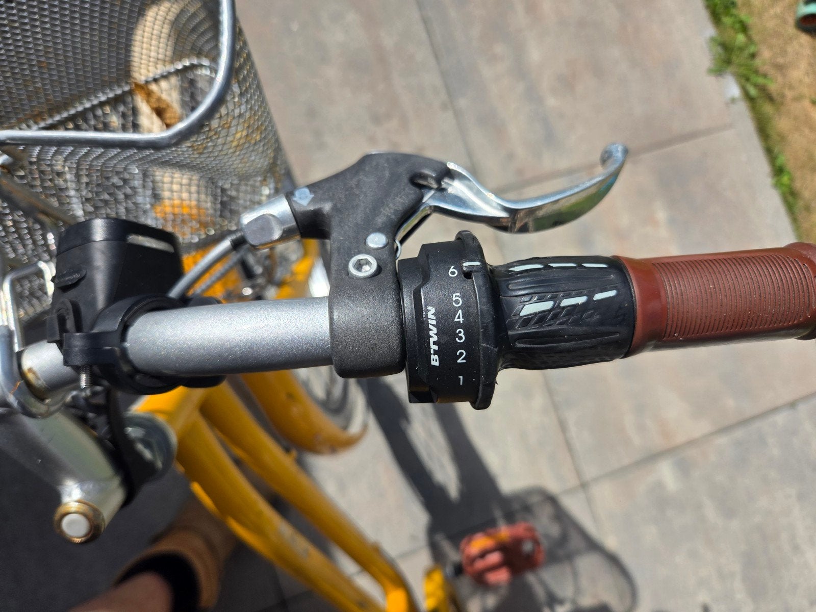 B'Twin 24 inch meisjesfiets, geel, met versnellingen, Ophalen, Velgrem, B'Twin, Handrem