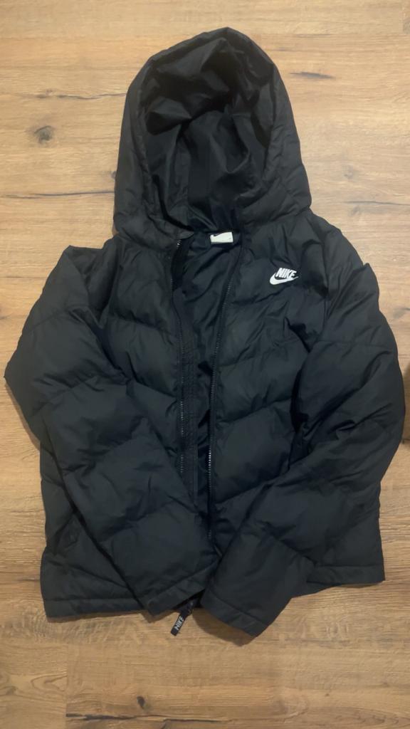 Nike Puffer Jas Zwart - Maat XL (158-170 cm), Ophalen of Verzenden, Zo goed als nieuw, Jongen of Meisje, Jas