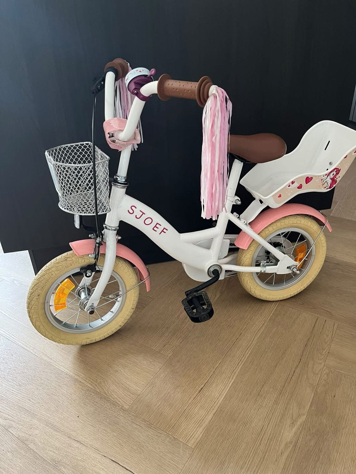 SJOEF Kinderfiets 12 inch met mandje en poppenzitje, Fietsen en Brommers, Ophalen of Verzenden, Zo goed als nieuw, Velgrem, Minder dan 16 inch